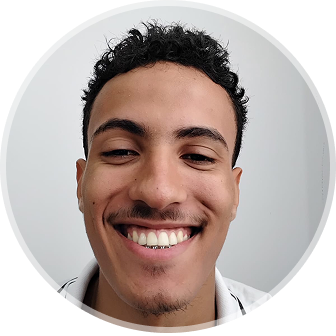 Foto de Ryan Dias, sorrindo para a foto